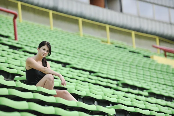 Atlétikai stadionban jogging nő — Stock Fotó