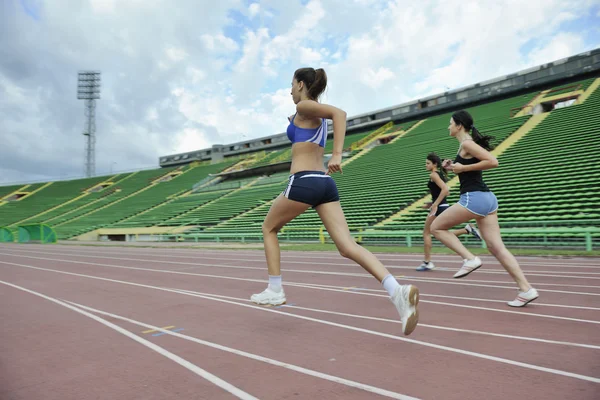 Les filles qui courent sur le circuit d'athlétisme — Photo
