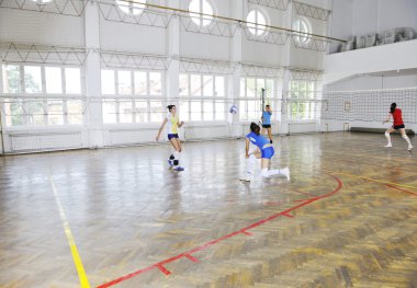 Kapalı alanda voleybol oynayan kızlar