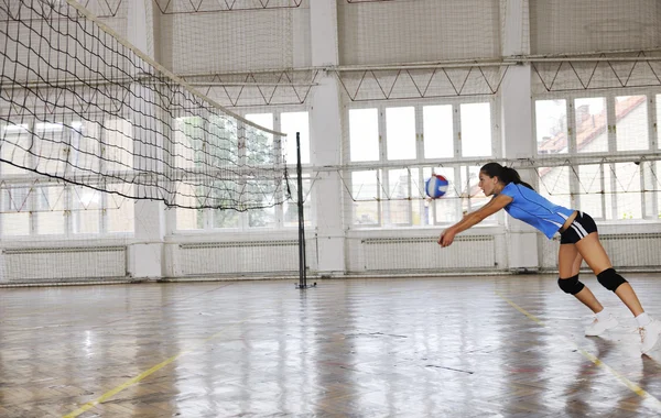 Meninas jogando vôlei jogo indoor — Fotografia de Stock