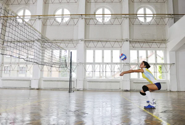 Kapalı alanda voleybol oynayan kızlar — Stok fotoğraf