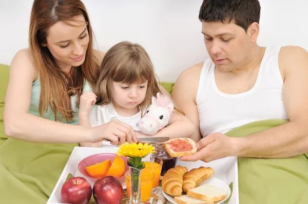 Familia feliz relajarse en la cama — Foto de Stock