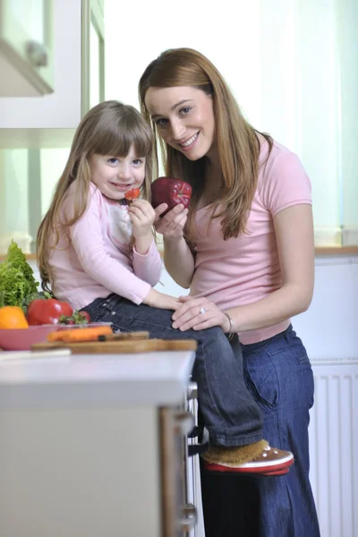 Šťastná dcera a mámu v kuchyni — Stock fotografie