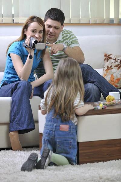 幸福家庭的特别时刻，在视频上 — 图库照片