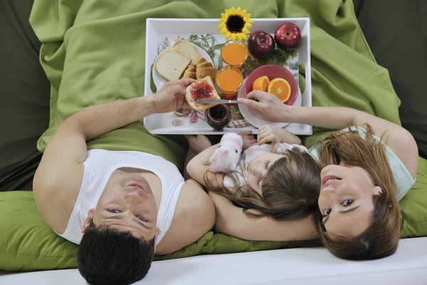 幸せな家族のベッドでリラックス — ストック写真