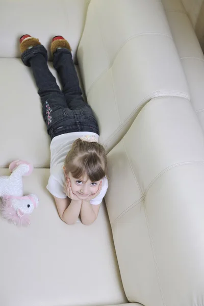 Счастливая маленькая девочка расслабиться — стоковое фото