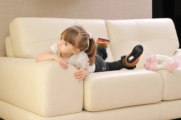 Glücklich süße kleine Mädchen entspannen — Stockfoto
