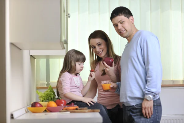 Gelukkige jonge familie in keuken — Stockfoto