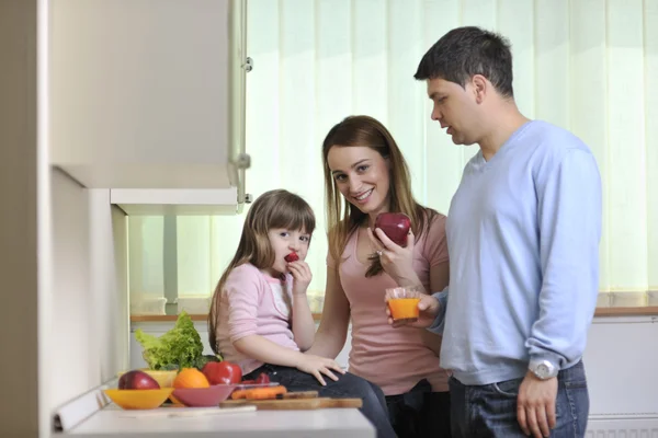 Счастливая молодая семья на кухне — стоковое фото