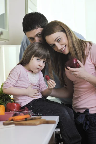 Gelukkige jonge familie in keuken — Stockfoto