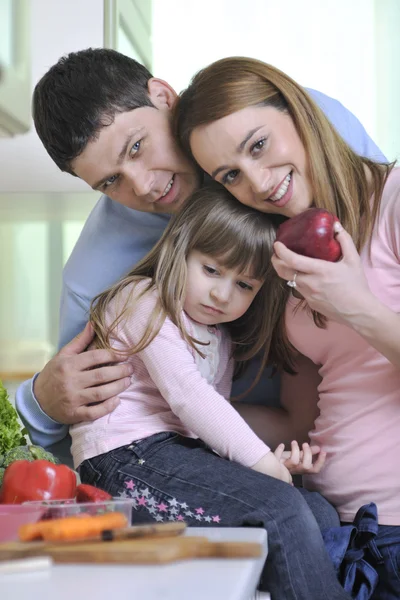 Szczęśliwe rodziny młodych w kuchni — Zdjęcie stockowe
