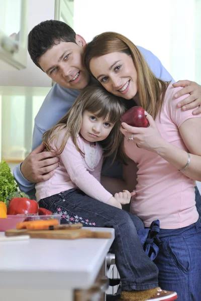 Feliz familia joven en la cocina —  Fotos de Stock