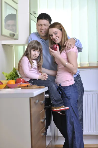 Jovem família feliz na cozinha — Fotografia de Stock