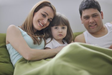 mutlu aile yatakta rahatlatıcı