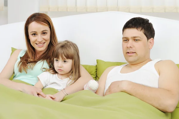 Szczęśliwa rodzina relaksując się w łóżku — Zdjęcie stockowe