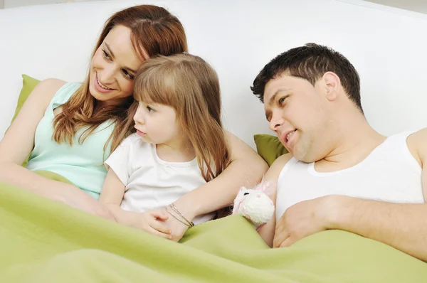 幸せな家族のベッドでリラックス — ストック写真