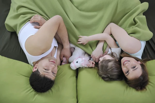 Ontspannen in bed en gelukkige familie — Stockfoto