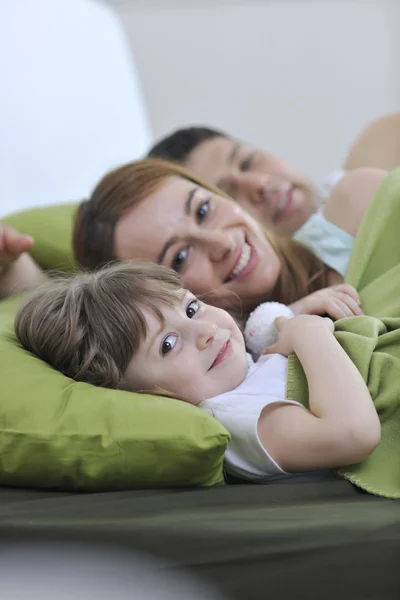 편안한 침대에서 행복 한 가족 — 스톡 사진