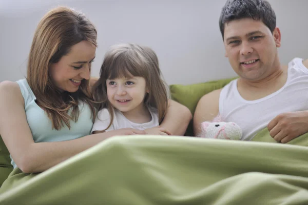 Familia feliz relajarse en la cama —  Fotos de Stock
