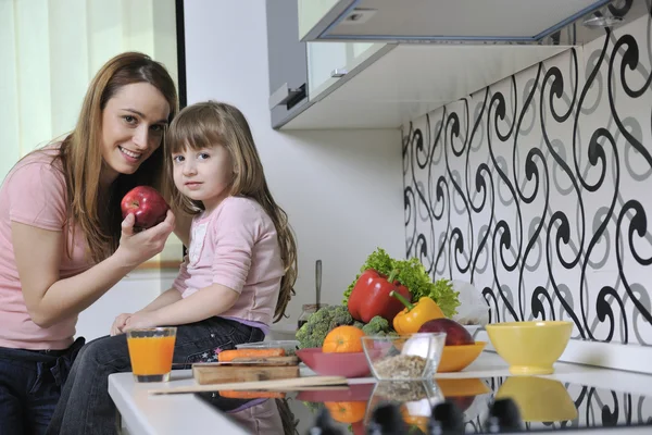 Felice giovane famiglia in cucina — Foto Stock