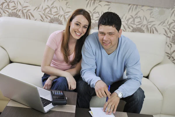 Młoda para działa na laptopie w domu — Zdjęcie stockowe
