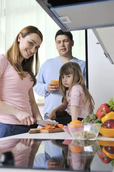 Gelukkige jonge familie in keuken — Stockfoto