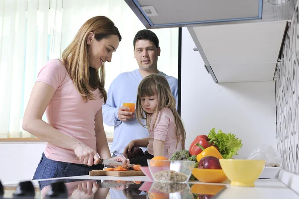 Joyeux jeune famille dans la cuisine — Photo