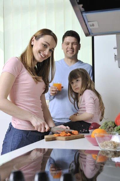 Glad ung familj i köket — Stockfoto