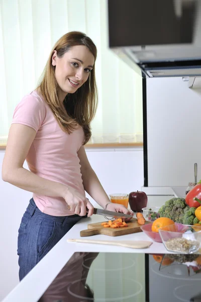 在厨房里快乐的年轻女人 — 图库照片