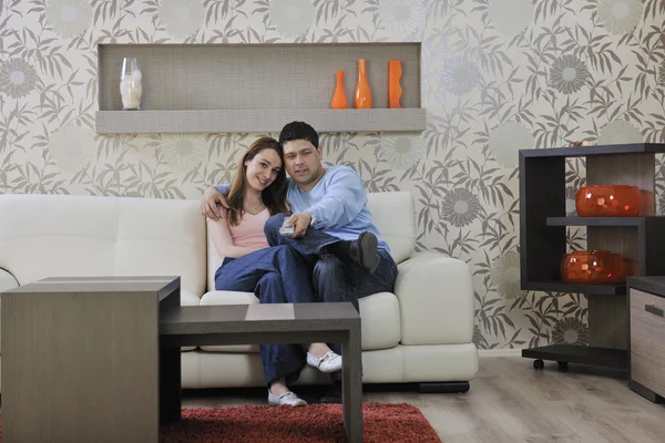 Пара расслабиться дома на диване в гостиной — стоковое фото