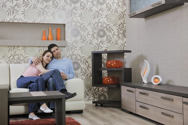 Пара расслабиться дома на диване в гостиной — стоковое фото