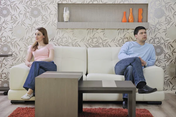Пара розслабляється вдома на дивані у вітальні — стокове фото