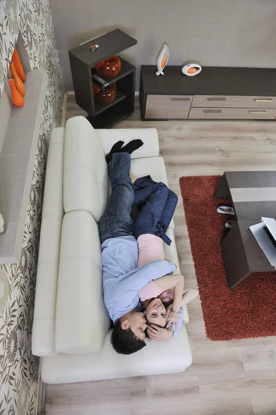 Par koppla av hemma på soffan i vardagsrummet — Stockfoto
