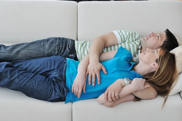 Para relaks w domu na kanapie w salonie — Zdjęcie stockowe
