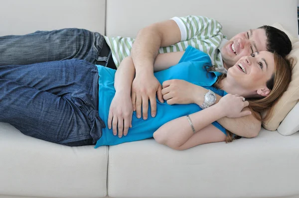 Casal relaxar em casa no sofá na sala de estar — Fotografia de Stock