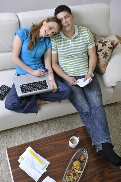 Ungt par arbetar på bärbar dator hemma — Stockfoto