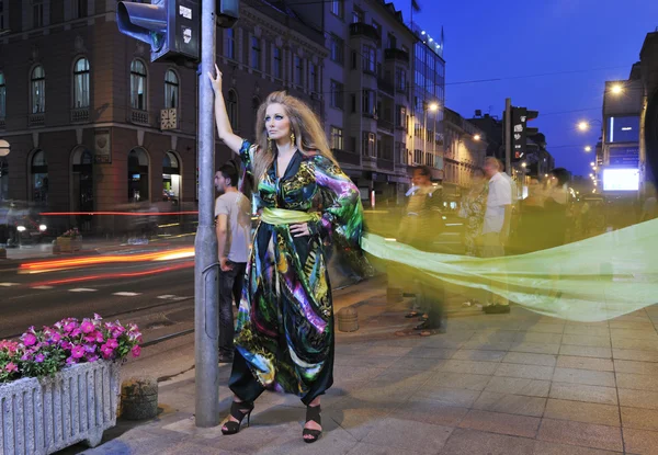 Елегантна жінка на міській вулиці вночі — стокове фото