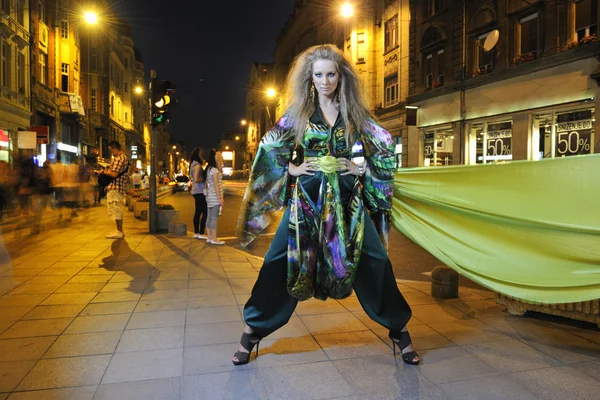 Elegante vrouw op straat 's nachts — Stockfoto