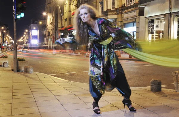 Mulher elegante na rua da cidade à noite — Fotografia de Stock