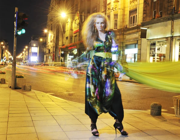 Elegant kvinna på stadens gata på natten — Stockfoto