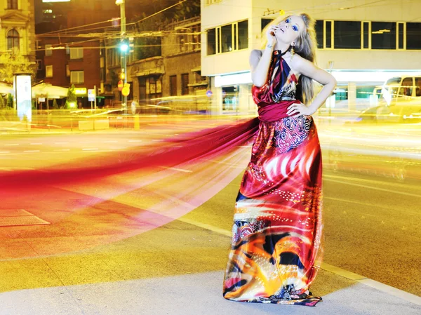 Elegáns nő a város utcájában éjszaka — Stock Fotó