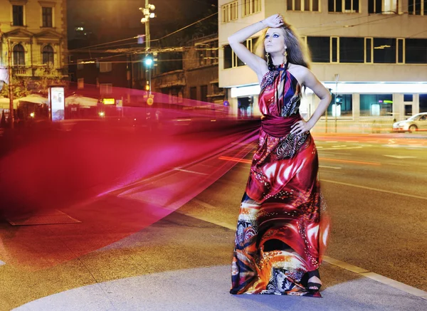 夜晚城市街道上优雅的女人 — 图库照片
