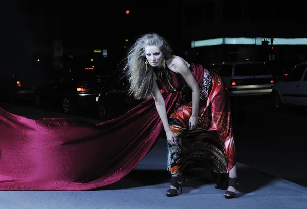 Elegancka kobieta na ulicy miasta w nocy — Zdjęcie stockowe