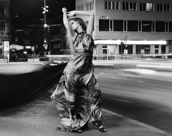Κομψή γυναίκα στο δρόμο της πόλης τη νύχτα — Φωτογραφία Αρχείου