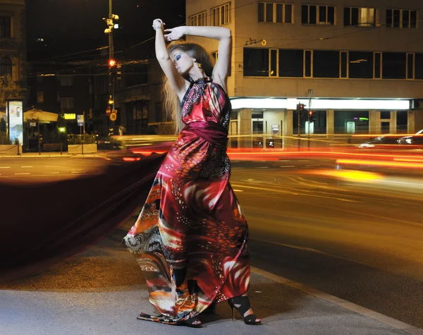 Элегантная женщина на городской улице ночью — стоковое фото