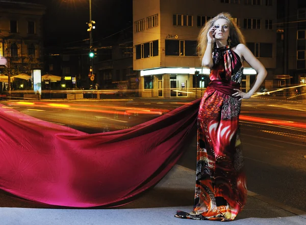 Elegant woman on city street at night — Stock Photo, Image