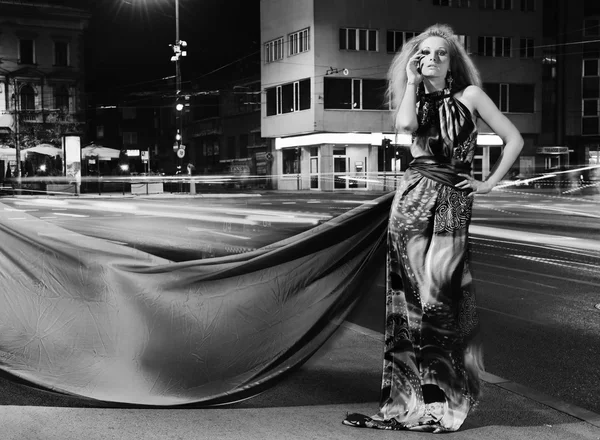 Elegáns nő a város utcájában éjszaka — Stock Fotó