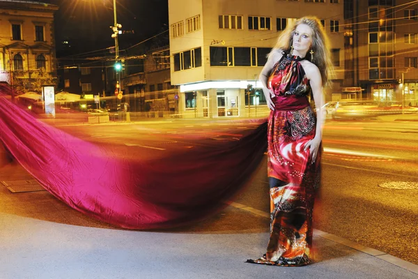 Κομψή γυναίκα στο δρόμο της πόλης τη νύχτα — Φωτογραφία Αρχείου