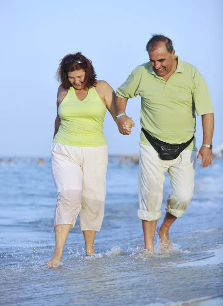 快乐的老夫妇在海滩上 — 图库照片