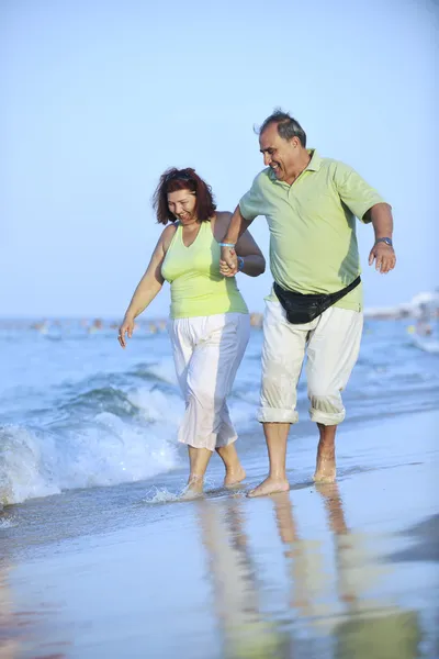 Glada seniorer par på stranden — Stockfoto